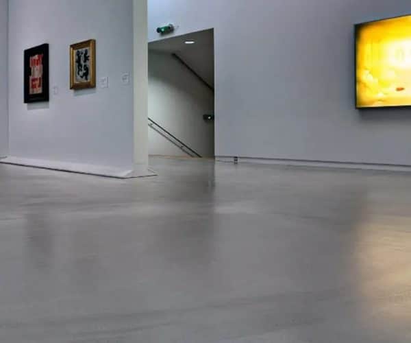 Een vloer met betonlook voor je woonkamer-min